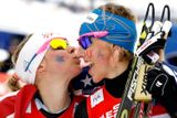 V cíli po vítězném závodě je dovoleno téměř vše: třeba i polibek lyžařských sprinterek Jessiky Digginsové a Kikkan Randallová