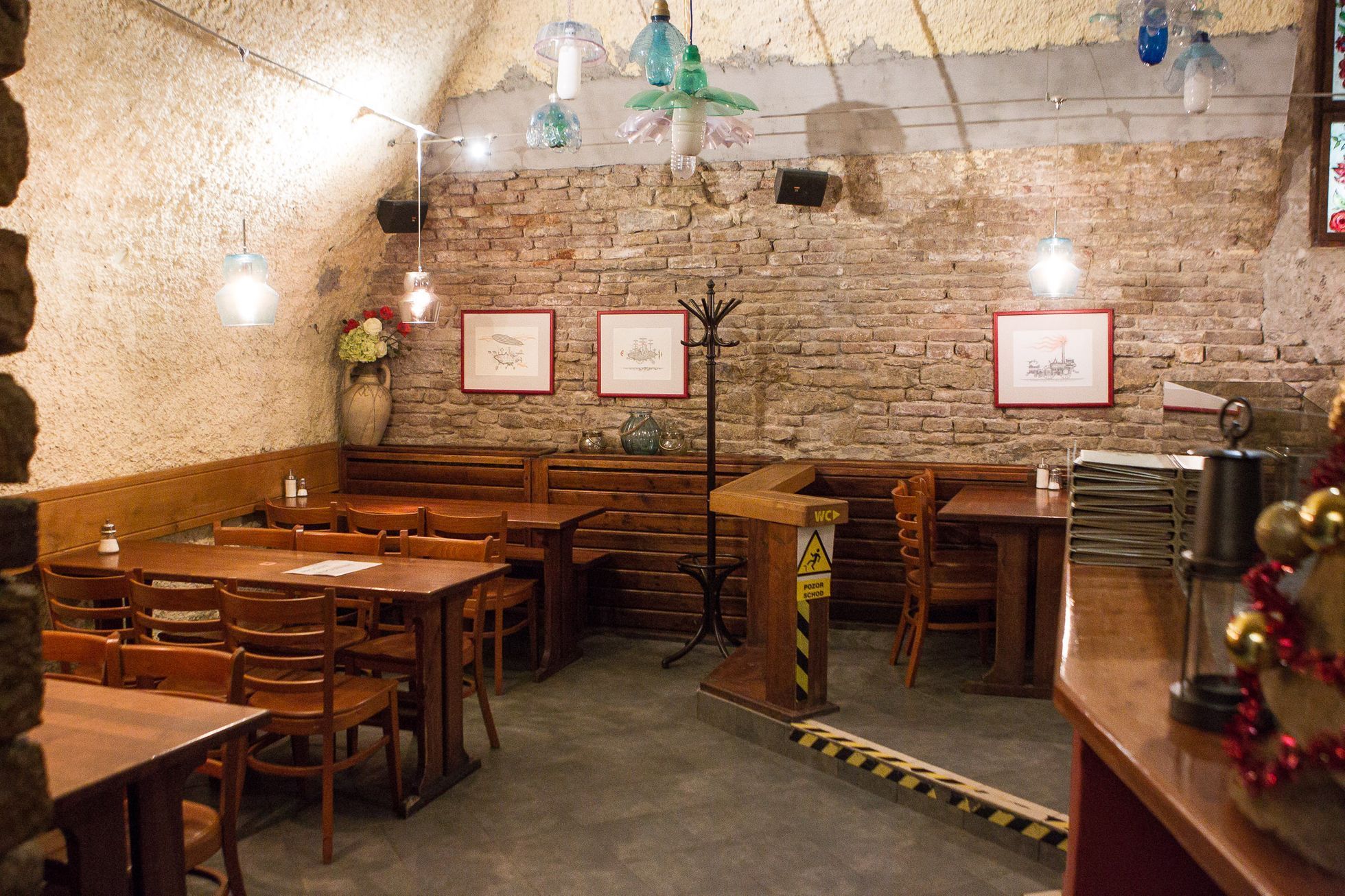 Restaurace, hospody otevírají v omezeném režimu - Pizzeria Kmotra, nouzový stav, omezení, koronavir, 3. prosinec