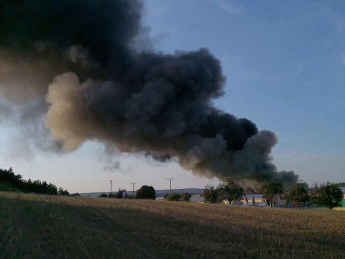 Požár v průmyslovém areálu výrobce bazénů a koupelen Ravak.