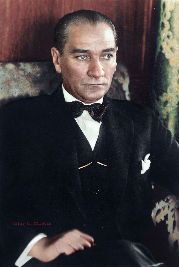 Zakladatel moderního Turecka Mustafa Kemal Atatürk na kolorované fotografii. Lokace neuvedena. Nedatováno.