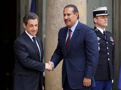 Do Paříže dorazil i katarský premiér šejk Hamad bin Jassim. Jeho země zásah mezinárodní společenství v Libyii podporuje.
