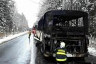 U Nasavrk hořel autobus, všech 40 dětí stihlo vystoupit. Požár způsobila vada elektroinstalace