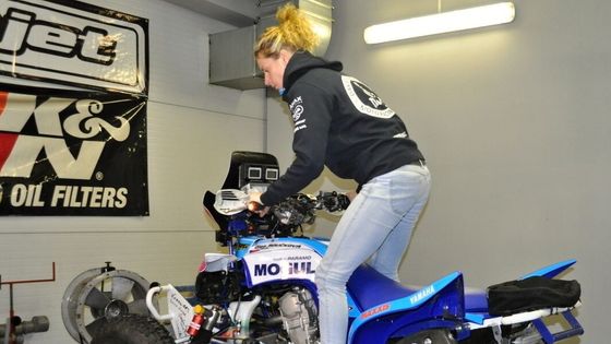 Sympatickou Olgu Roučkovou čeká v lednu debut na Rallye  Dakar. Přípravu nepodceňuje, v úterý si byla v dílnách DK Racing v Praze vyladit motor své čtyřkolky Yamaha.