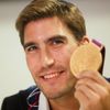 Český moderní pětibojař David Svoboda pózuje se zlatou medailí po příjezdu z OH 2012 v Londýně.