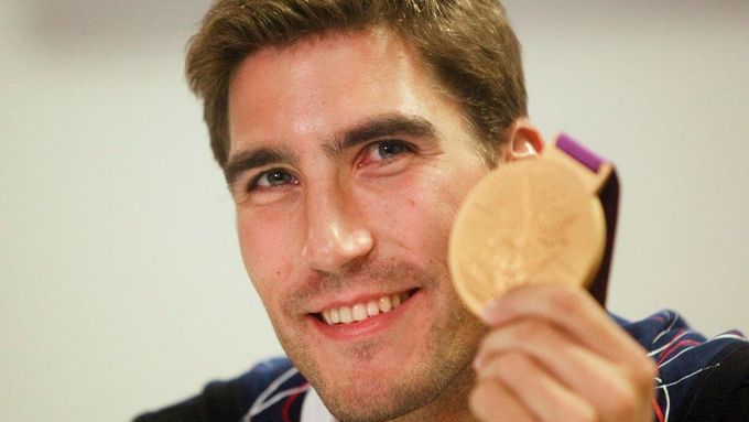 David Svoboda se chlubí svou zlatou olympijskou medailí.