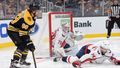 NHL 2019/20, Boston - Washington: David Pastrňák se pokouší přihrát přes ležícího Jonase Siegenthalera