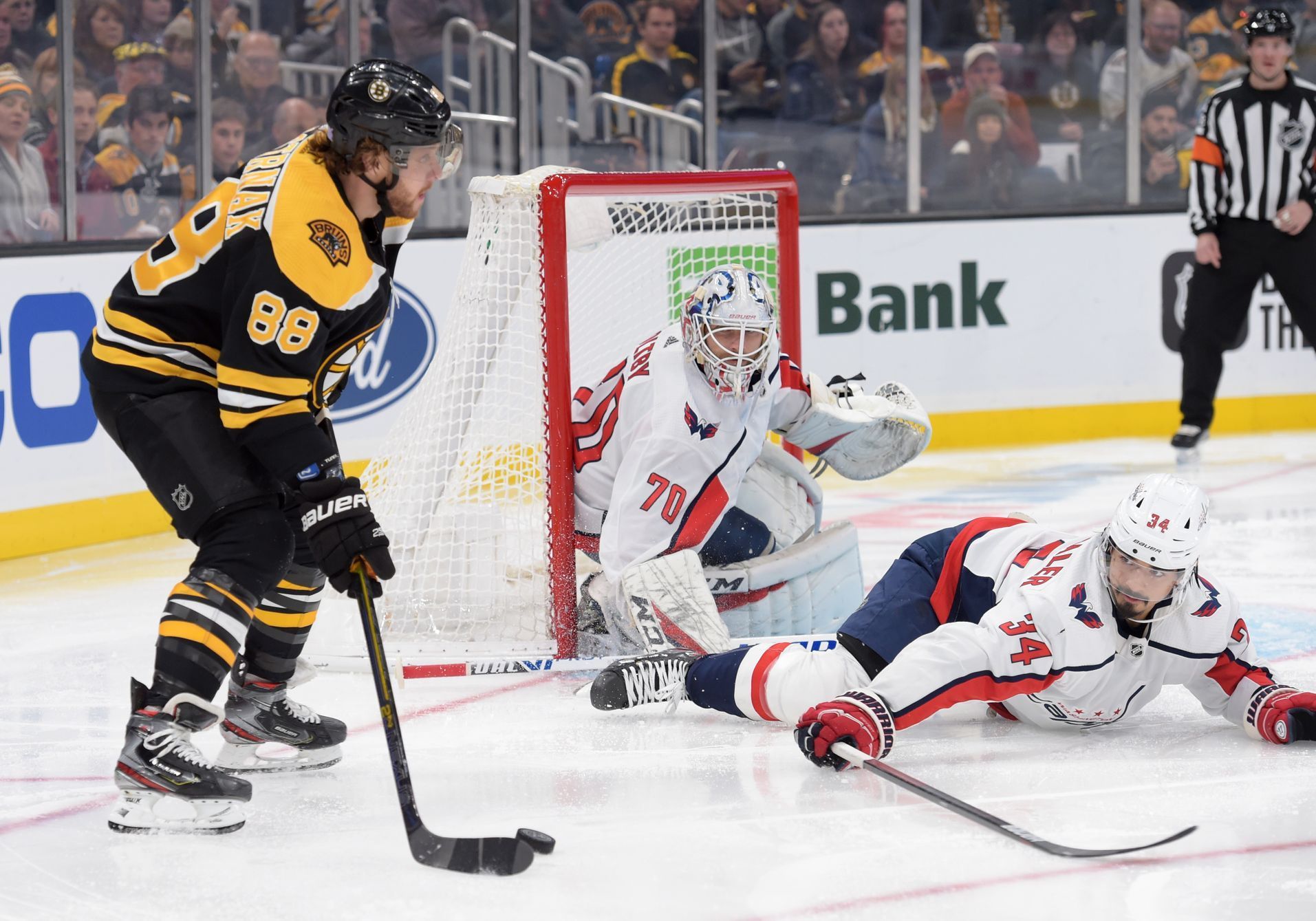 NHL 2019/20, Boston - Washington: David Pastrňák se pokouší přihrát přes ležícího Jonase Siegenthalera