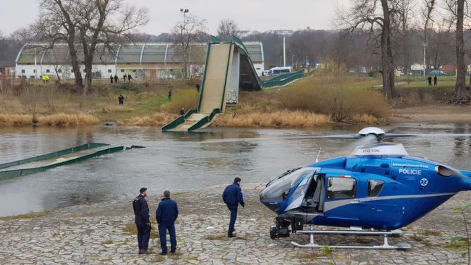 Lávka u Trojského zámku se zřítila do Vltavy