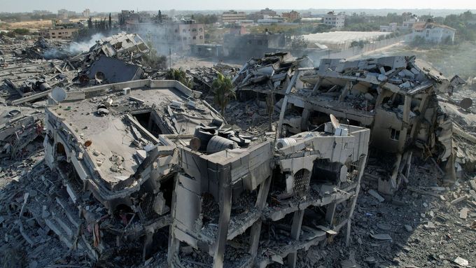 Pohled na obytné budovy zničené při izraelských úderech ve městě Zahra na západě Pásma Gazy.