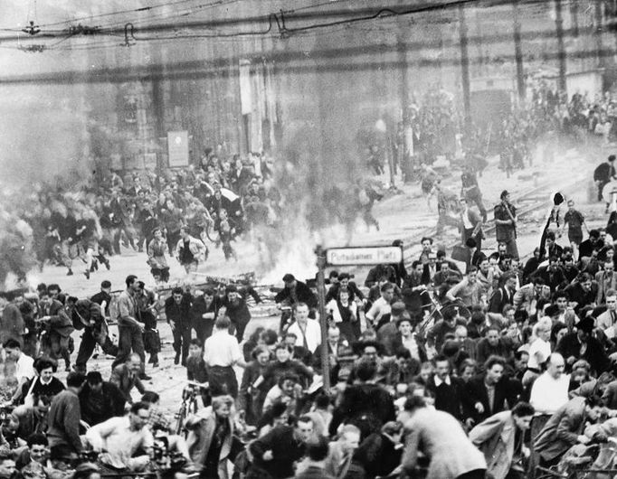 Demonstranti na Postupimském náměstí. Záběr z povstání 17. června 1953 ve Východním Berlíně.