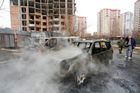 Vraky aut, která byla zničena během nedávného ostřelování v separatisty kontrolovaném městě Doněck na Ukrajině. 28. 2. 2022