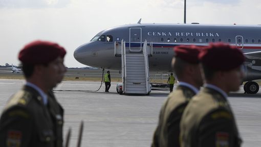 Speciál s ostatky padlých vojáků přistál na ruzyňském letišti v Praze.