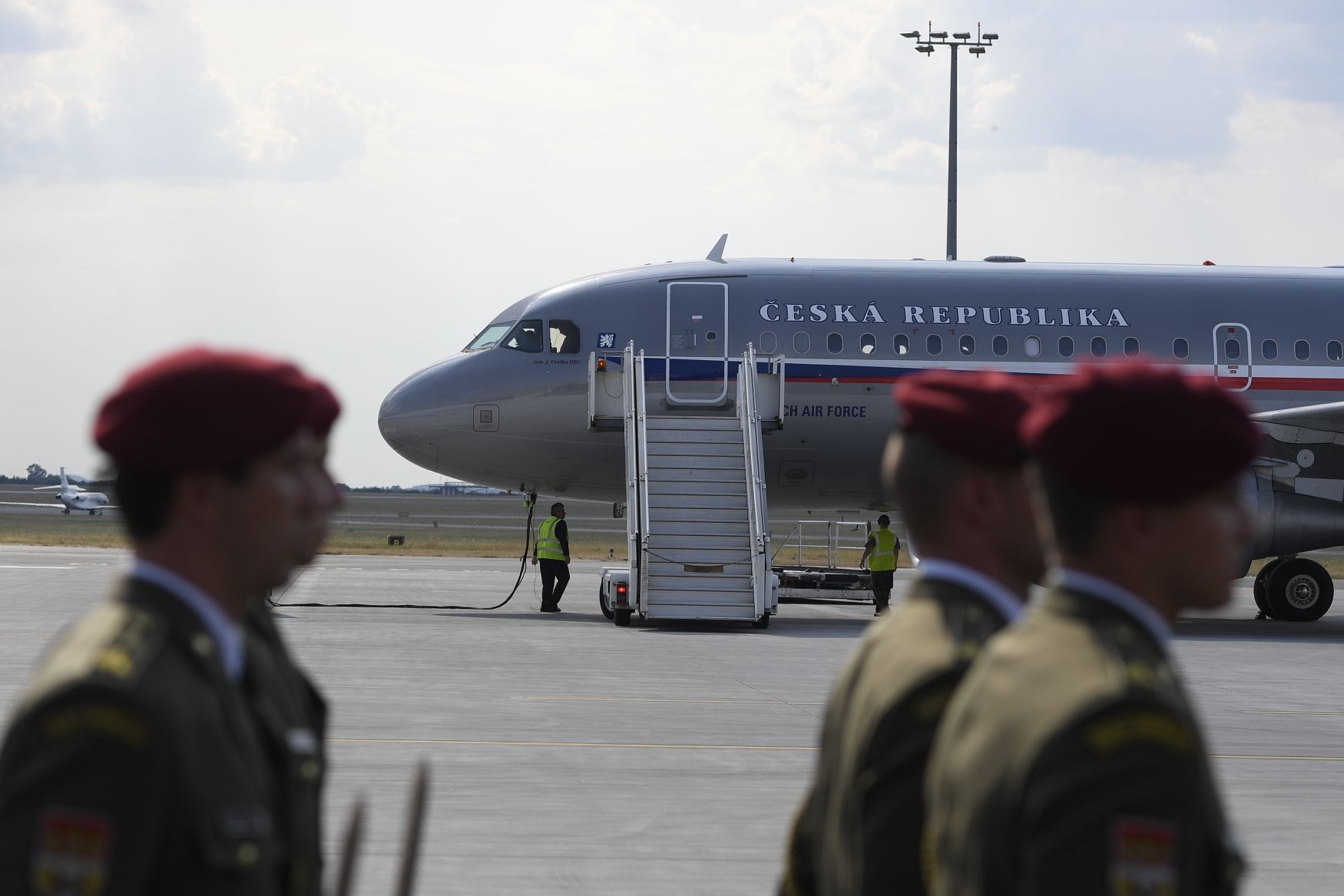 Speciál s ostatky padlých vojáků přistál na ruzyňském letišti v Praze.