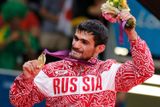 Zlatý olympijský ruský judista Arsen Galtsjan slaví vítězství v kategorii do 60 kg. Zatím je jediným ruským zlatým sportovcem. I on patří do mladší kategorie. Je mu pouhých 23 let. Arménský rodák má dva bratry, kteří se také věnují judu.