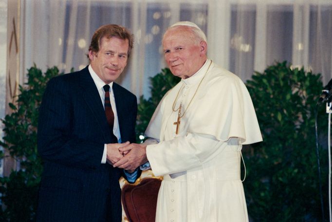 Papež Jan Pavel II. a prezident Václav Havel na Pražském hradě (21. 4. 1990)