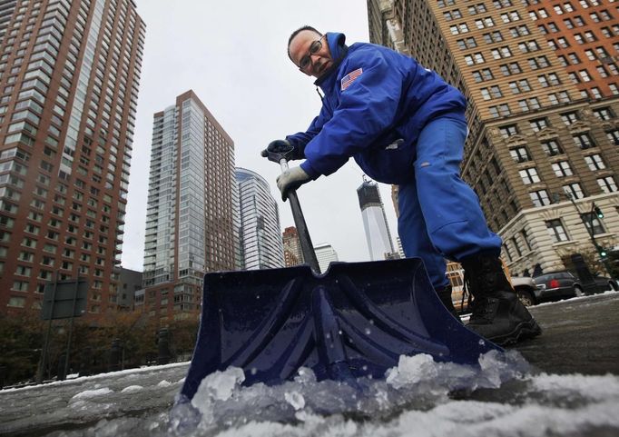 Odklízení sněhu v ulicích New Yorku probíhá ve dne ...