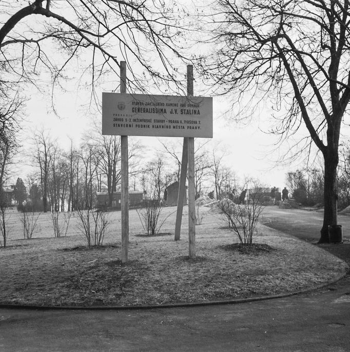 Archivní fotografie z éry 50. a 60. let 20. století, kdy na Letné v Praze vznikl a později zanikl nechvalně proslulý Stalinův památník.