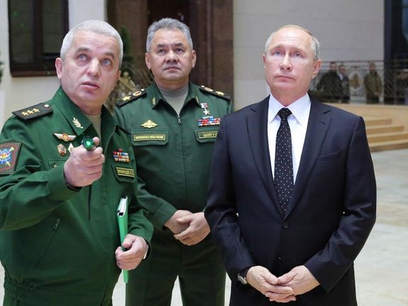 Michail Mizincev, ministr obrany Sergej Šojgu a ruský prezident Vladimir Putin.