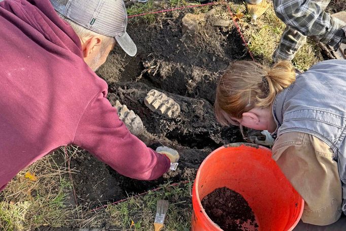 V blízkosti Scotchtown našli na zahradě jednoho domu kompletní dobře zachovanou čelist mastodonta, část kosti prstu a fragment žebra, které vyčnívaly ze země.