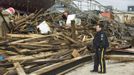 A Seaside Heights police officer looks over damage to the FunTown Amusement Pier three days after Hurricane Sandy came ashore in Seaside Heights, New Jersey, November 1, 2012. At least 82 people in North America died in the superstorm, which ravaged the northeastern United States on Monday night, and officials said the count could climb higher as rescuers searched house-to-house through coastal towns. REUTERS/Steve Nesius (UNITED STATES - Tags: ENVIRONMENT DISASTER) Published: Lis. 1, 2012, 5:54 odp.