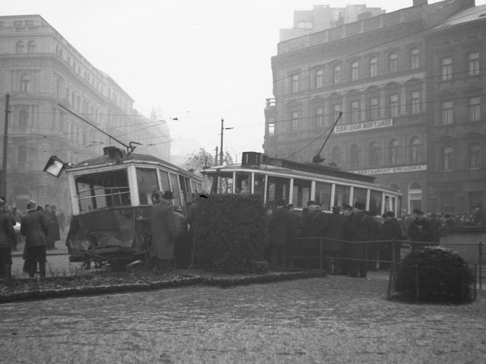 Srážka tramvají na Vinohradském náměstí, Praha, 4. února 1939. Ilustrační snímek