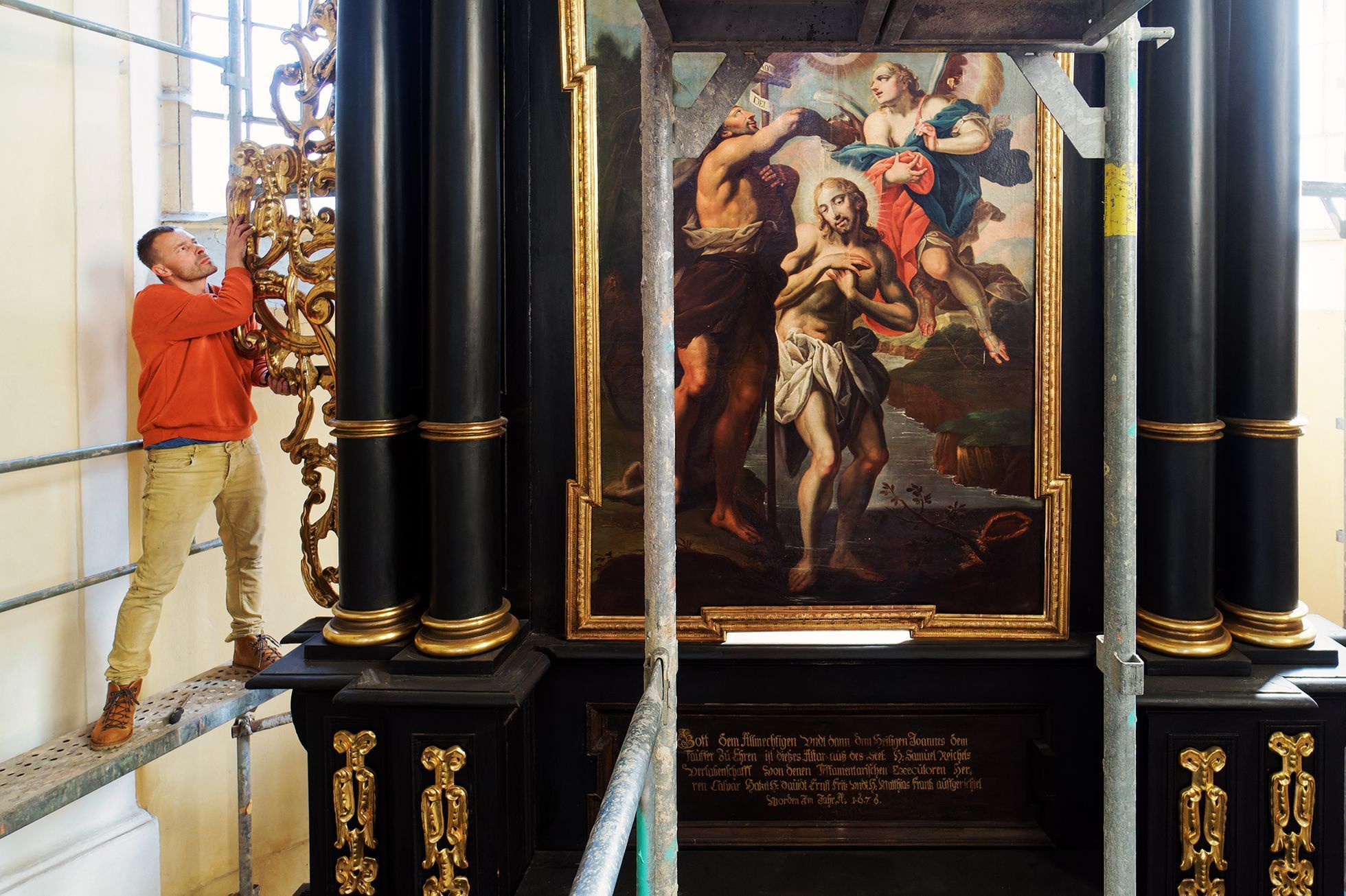 Rozebírání oltáře v kostele sv. Janů v Opavě před opravou popraskané klenby, květen 2023