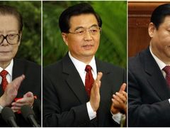 Odstupující Chu Ťin-tchao (vlevo) a nastupující Si Ťin-pching.