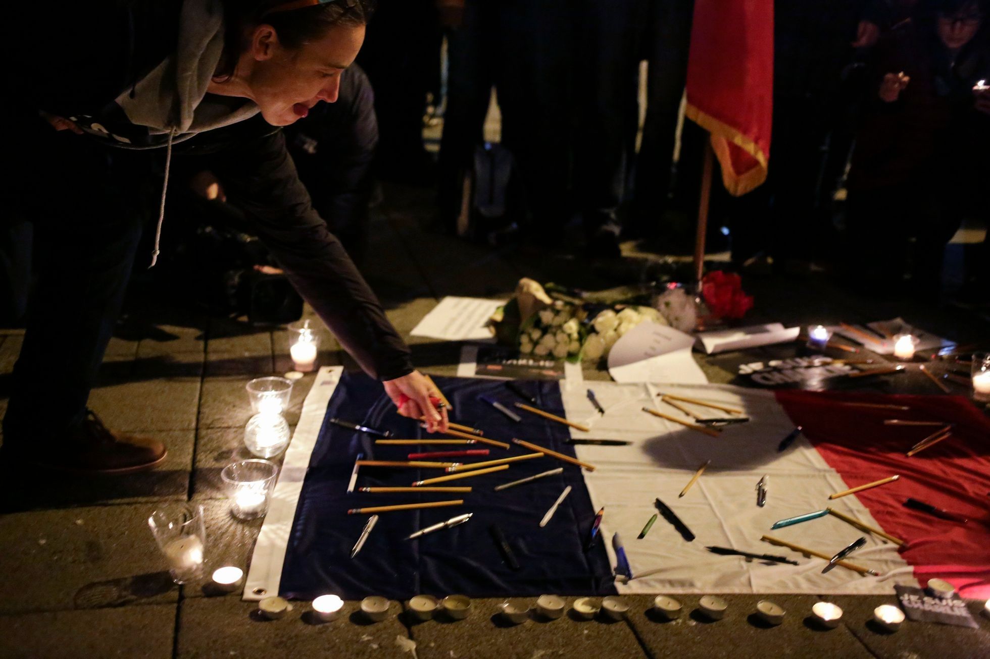 Pietní akce ve světě obětem pařížské tragédie