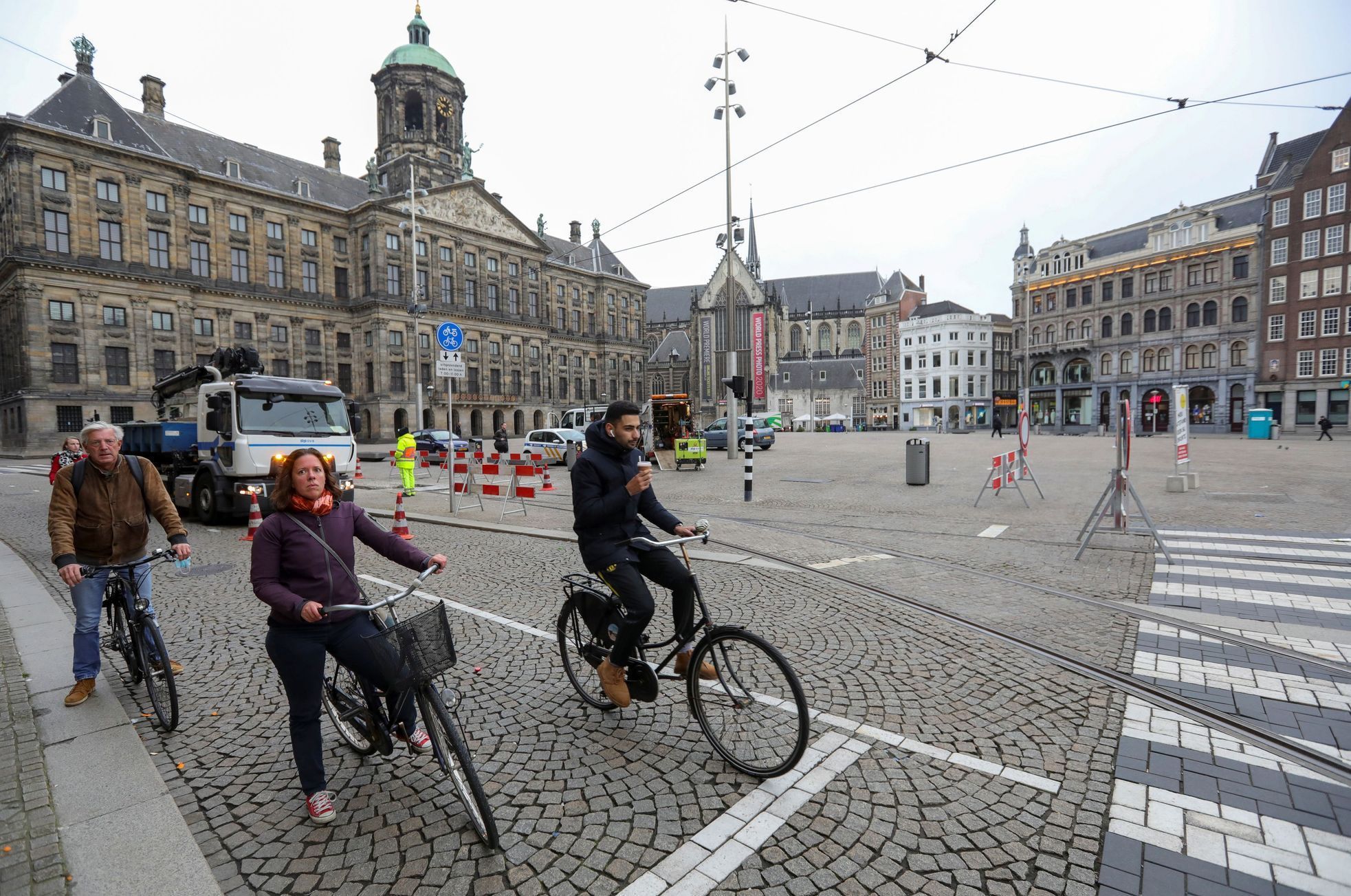 Cyklisté v Amsterdamu na kolech roušky mít nemusejí. Nizozemský premiér Mark Rutte dříve zastával názor, že nošení roušek není nutné nikde.