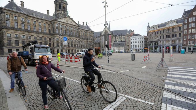 Cyklisté v Amsterdamu na kolech roušky mít nemusejí. Nizozemský premiér Mark Rutte dříve zastával názor, že nošení roušek není nutné nikde.