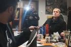 Novotný vytáhl nůž před ruskými reportéry. „Vás nechám žít, Lavrov bude viset“