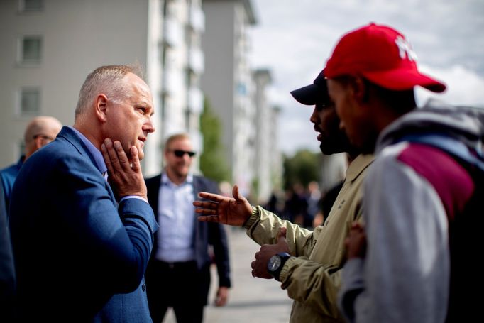 Lídr Levicové strany Jonas Sjöstedt na setkání s voliči během předvolební kampaně v Göteborgu.