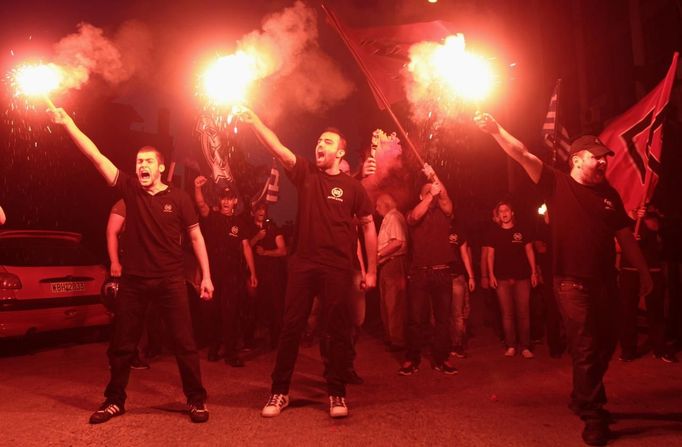 Neonacisté ze Zlatého úsvitu slaví v Soluni vstup do parlamentu.