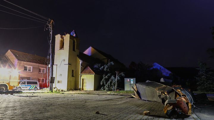 Jako kdyby tudy přešla fronta. Snímky z vesnic, které pustošila bouřka a tornádo; Zdroj foto: Tomáš Škoda