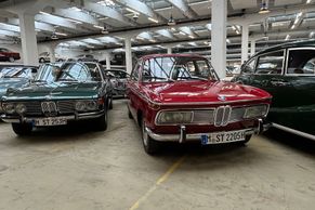 Barokní anděl i nejošklivější BMW zakryté plachtou. V hale, kde opečovávají legendy