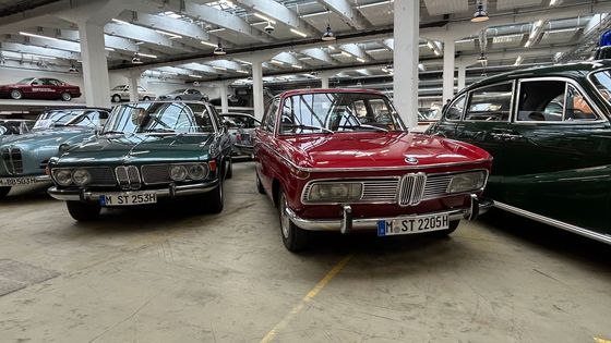 Barokní anděl i nejošklivější BMW zakryté plachtou. V hale, kde opečovávají legendy