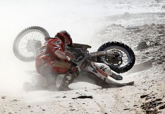 Ital Claudio Pederzoli poznal na vlastní kůži, jak je endurová motorka upravená pro Rallye Dakar těžká.