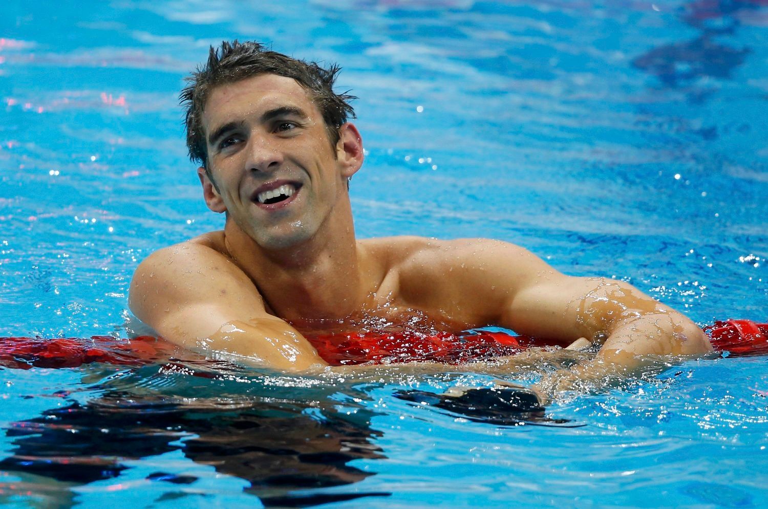 Americký plavec Michael Phelps po vítězství ve štafetě 4x200 metrů volným stylem z olympiády během OH 2012 v Londýně.