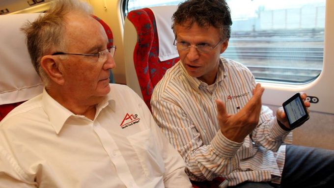 John Watson (vlevo) v rozhovoru s dalším expilotem F1 Janem Lammersem.