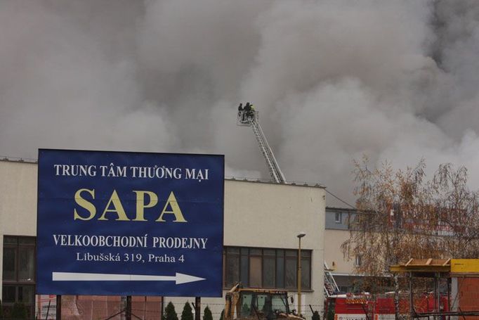 Požár už způsobil škody za desítky milionů korun. Příčina zatím není známa.