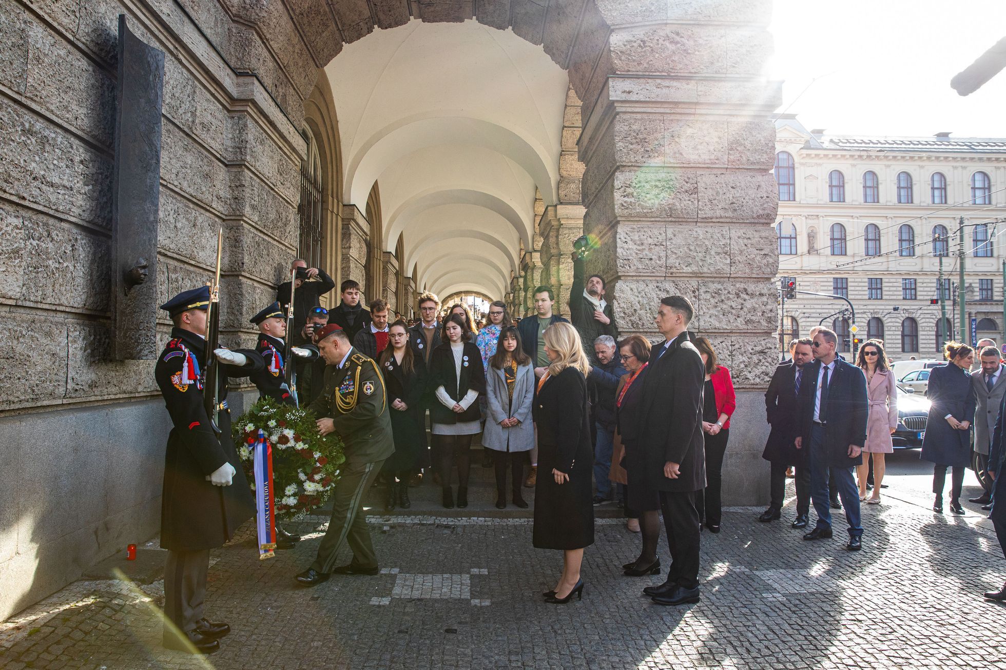 Slovenská prezidentka Zuzana Čaputová před Filozofickou fakultou v Praze