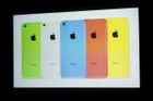 První z "nových" iPhonů - levnější model s názvem iPhone 5C - má plastový kryt dostupný v pěti barvách.