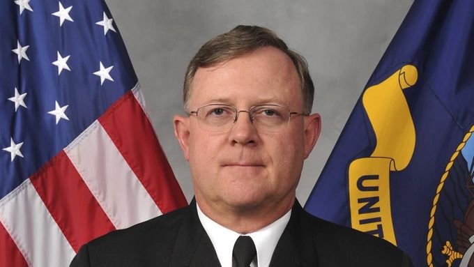 Propuštěný viceadmirál Tim Giardina, dosud druhý muž strategického velitelství Stratcom, které dohlíží na americký vojenský jaderný arzenál. Propuštěn byl kvůli podvodu p