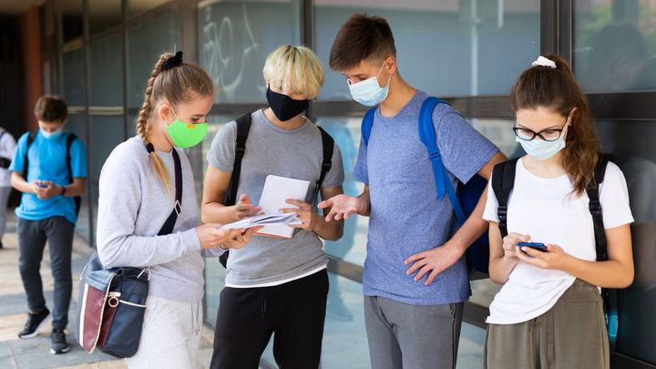 Většina studentů zůstává doma, služby a fotbal se otevírají, vadí vědcům i učitelům; Zdroj foto: Shutterstock.com