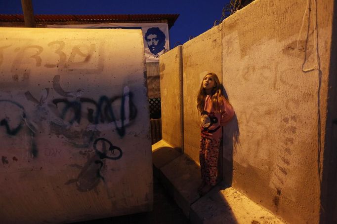 An Israeli girl stands outside a sewage pipe used as shelter after an air raid siren warning of incoming rockets in the southern community of Nitzan, near Ashdod November 15, 2012. A Hamas rocket killed three Israelis north of the Gaza Strip on Thursday, drawing the first blood from Israel as the Palestinian death toll rose to 15 in a military showdown lurching closer to all-out war and an invasion of the enclave. REUTERS/ Nir Elias (ISRAEL - Tags: POLITICS CIVIL UNREST TPX IMAGES OF THE DAY) Published: Lis. 15, 2012, 4:57 odp.