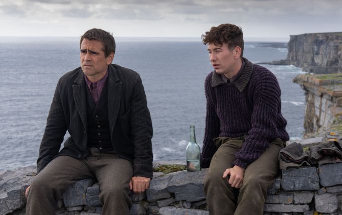 Colin Farrell jako Pádraic a Barry Keoghan coby Dominic.