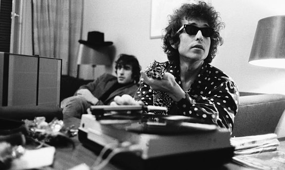 Bob Dylan (na fotografii z přelomu 60. a 70. let) je držitelem Oscara, Grammy, Pulitzerovy i Nobelovy ceny za literaturu.