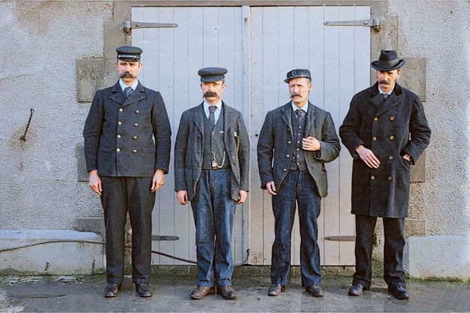 Strážci majáku na Flannanských ostrovech se superintendentem Robertem Muirheadem během oficiální inspekce 7. prosince 1900. Kolorováno