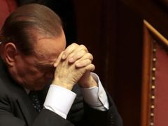 Silvio Berlusconi v Senátu několik hodin před hlasováním.