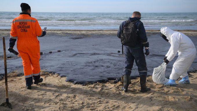 Pobřeží v Krasnodarském kraji na jihu Ruska a na okupovaném Krymu znečistil mazut poté, co loni v prosinci v bouři ztroskotaly dva staré ruské tankery v Kerčském průlivu.